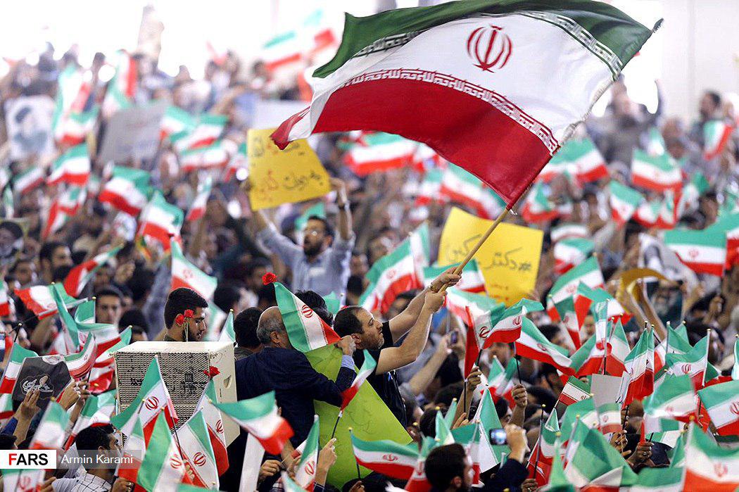 خروش پرچم‌ها در قلب تهران