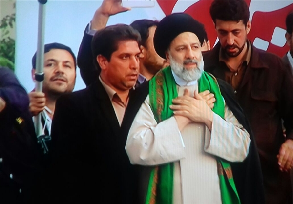 نه بازگذشت به گذشته و نه تحمل وضع موجود تغییر به نفع مردم / سایه جنگ از این مرز و بوم وکشور به دلیل حضور قهرمانانه شما مردم در صحنه است/جمعیت حاضر در میدان شهدا از مرز ۱۰۰۰۰۰ نفر گذشت/تصاویر+فیلم