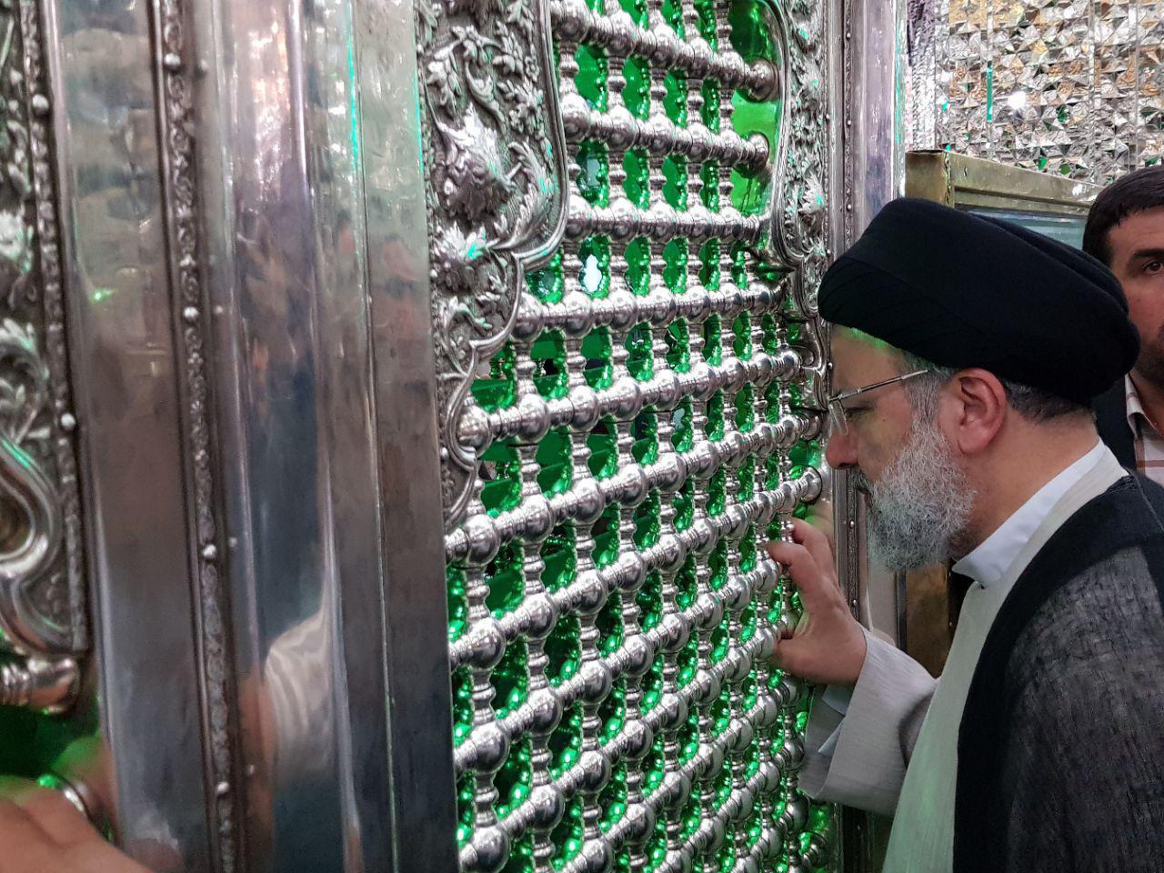 عکس/ رئیسی پس از رای دادن به زیارت رفت