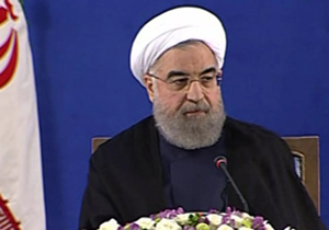 حرکت عجیب روحانی در نشست خبری + فیلم 