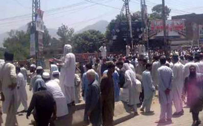 اعتراض به خاطر قطع برق به خشونت کشید + عکس 