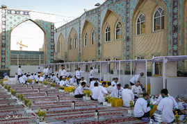  ضیافت افطار در حرم امام رضا(ع)‎