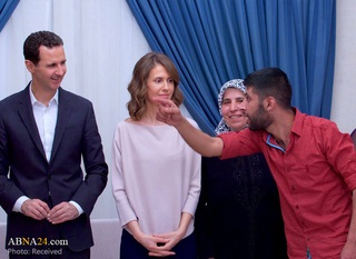 دیدار بشار اسد با ۳۴ گروگان آزاد شده از بند تروریست‌ها + تصاویر