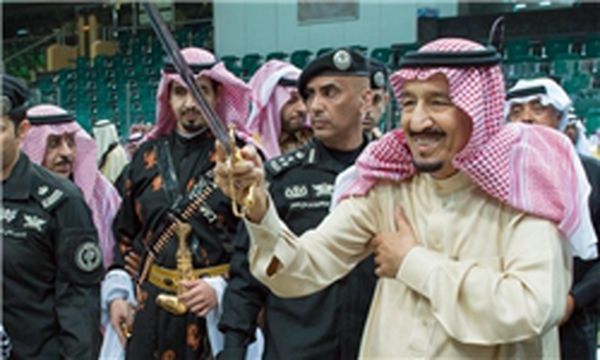 فیلم/ رقص شمشیر پادشاه عربستان در قطر