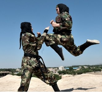 تمرینات سخت زنان نینجای ایرانی در قلعه ساسانی +تصاویر 