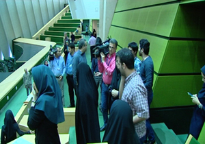 با خبرنگاران صحن علنی مجلس در لحظات درگیری تروریستی + فیلم 