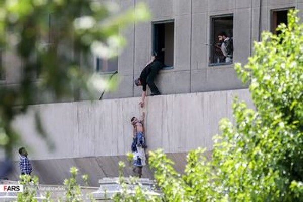 قابی از حادثه ترویستی تهران که جهانی شد + عکس