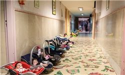 بازدید یا سان دیدن دولتی ها از شیرخواران / مسئولین جای مادر را پر کردند!!؟+عکس