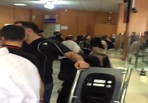 یورش مردم به داخل شعبه یک موسسه مالی و اعتباری + فیلم