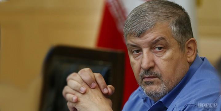 مشاور لاريجاني: واقعا بين اصولگرايان 4 نفر پيدا نمي‌شوند که وزير شوند؟