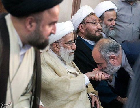 ماهیت دست بوسی مشاور حسن روحانی/ راز ماندگاری «دولتِ تکنوکرات»ها در «دست‌بوسی» هاست 