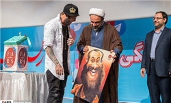 تتلو با ظاهر متفاوت اما پشیمان از گذشتهاش بر برخی از انقلابیهای با ریش شرف دارد/ میدانستم امکان دارد سوژه برخی خناسان سیاسی شوم