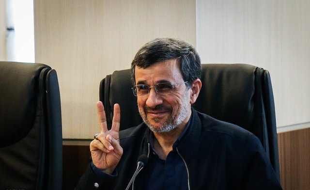 دست احمدی‌نژاد به نشان کدام پیروزی بالا آمده است؟+عکس