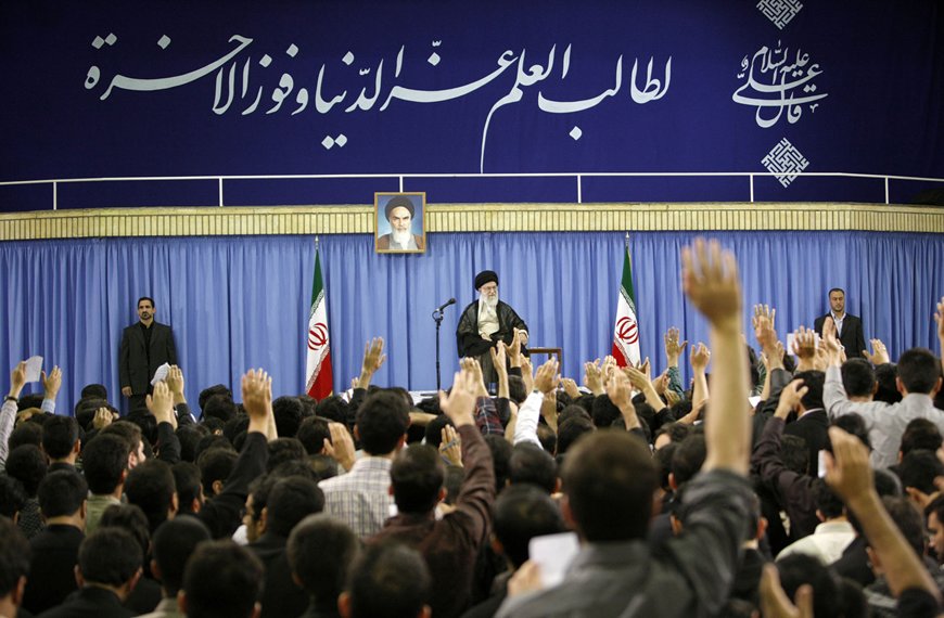 نمونه‌هایی از اعتراض دانشجویان در مقابل رهبر‌ انقلاب +فیلم 
