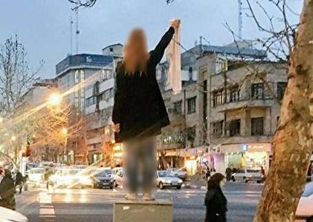 رسوایی جنجالی و جدید دختر خیابان انقلاب/ از پادویی برای جوجه اردک زشت تا خیانت در ازای دریافت پاسپورت +تصاویر 