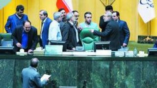  در حالی که فیلم جلسه غیرعلنی‌علی لاریجانی از کانال بی‌بی‌سی منتشر شد!  وی دنبال این بود که فیلم «واقعی» فحاشی نماینده مجلس را چه کسی منتشر کرده! 