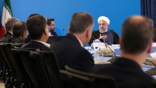 واکنش‌ها به سخنان روحانی درباره حجاب و فیلترینگ؛ طرح مسائل حاشیه‌ای برای انحراف از ناکارآمدی اقتصادی/ مشاور رئیس دولت اصلاحات: سخنان روحانی شوخی بود 