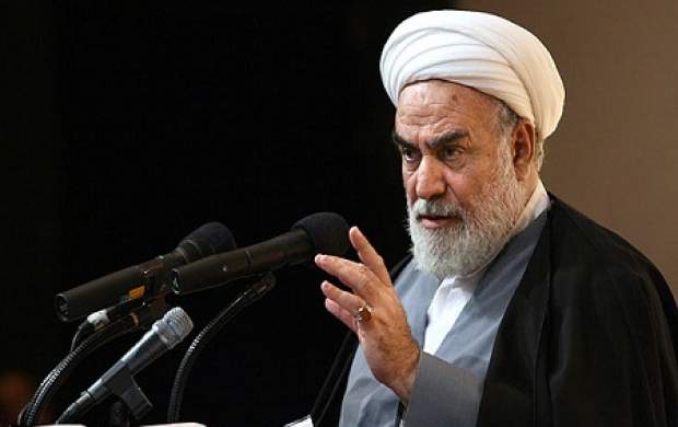 در وجود رهبرانقلاب چیزی به نام ترس وجود ندارد/ گاهی برخی در کشور می ترسند و می‌لرزند/ آقا هر شش ماه یکبار پول بنزین و هزینه استهلاک ماشین‌های مورد استفاده را برمی‌گردانند/ آقازاده‌های ایشان اجاره‌نشین هستند/ روایتی از هدیه گران قیمت پادشاه عربستان به رهبر