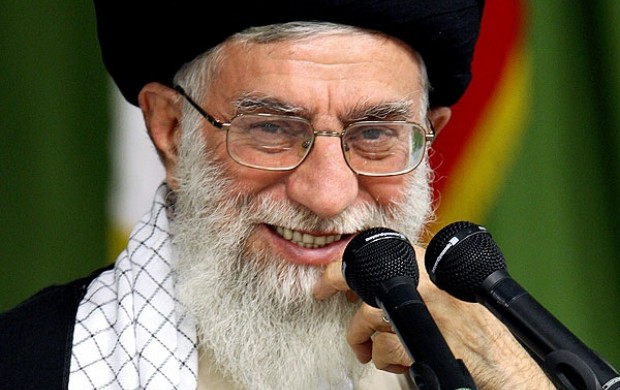 روزی که رهبر انقلاب مشغول به بافتن موی دخترشان شدند