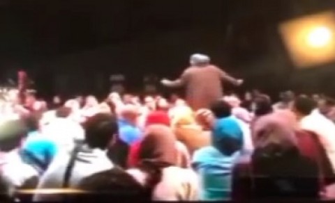 رقص و آواز زن بازیگر در یک تئاتر! + فیلم 