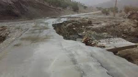 سیل باعث ریزش جاده روستای نرگس چال آزادشهر شد و تردد را مختل کرد