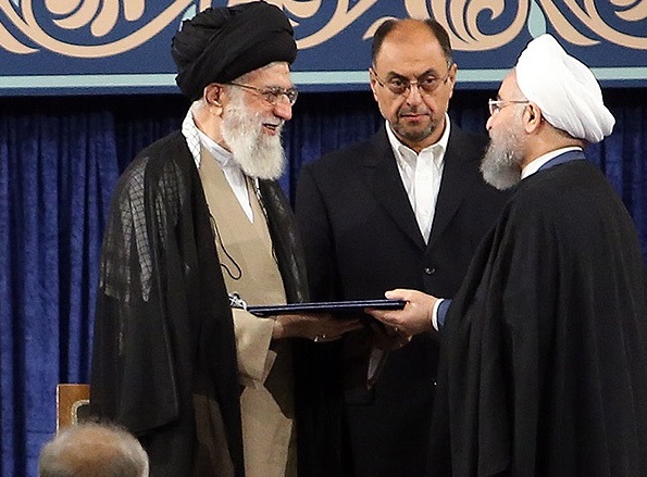 فیلم/ تنفیذ حکم ریاست جمهوری روحانی توسط رهبر انقلاب