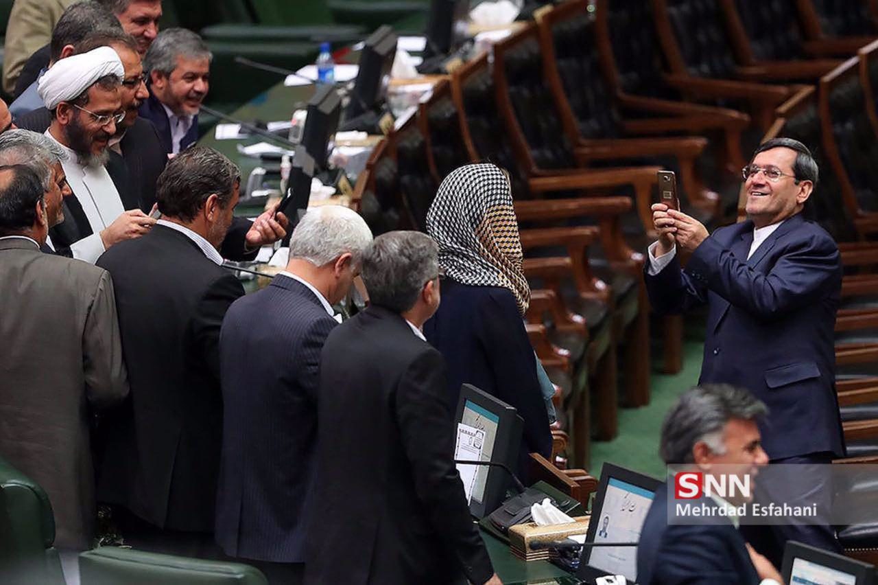 عکس یادگاری موگرینی با نمایندگان در حاشیه مراسم تحلیف