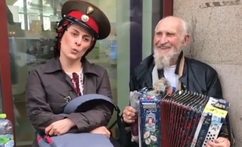 آواز خوانی بازیگر زن ایرانی در کنار نوازنده خارجی!ببینید / خود قضاوت کنید + فیلم 