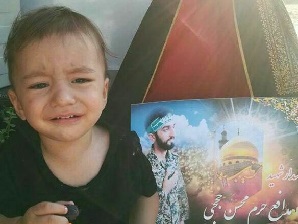 عکس/ فرزند شهید مدافع حرم محسن حججی در فراق پدر