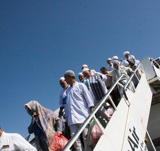 عکس/ ورود نخستین کاروان حجاج گلستانی از بیت الله الحرام 