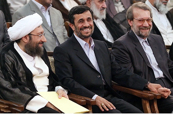 چطوراحمدی نژاد نادان هنوز نمی داند برادران لاریجانی چگونه به مجلس خبرگان  و مجلس راه یافتند و ازسوی نمایندگان به ریاست مجلس برگزیده شدند؟