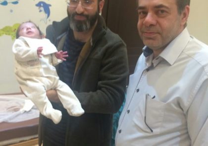 کوچکترین نوه رهبر انقلاب در آغوش عمو + عکس