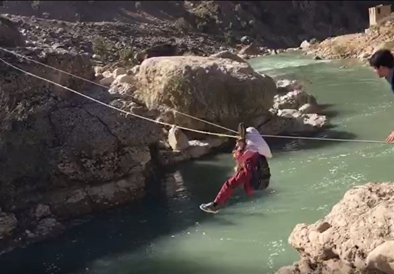 روایت عبور پرخطر دانش آموزان از رودخانه; معلمی که آستین بالا زد و مدرسه ساخت + تصاویر
