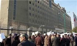 تجمع سپرده گذاران موسسات مالی همزمان با سخنرانی روحانی