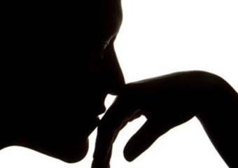 ادعایی که تنها از یک ابله سیاسی برمی آید / ادعای دست بوسی یک مسئول سیاسی کلاله برای حفظ جایگاه