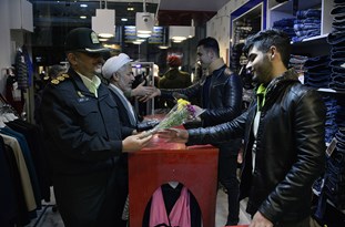 عکس/ رفتار جالب نظامیان با کسبه خیابان ولیعصر (عج)