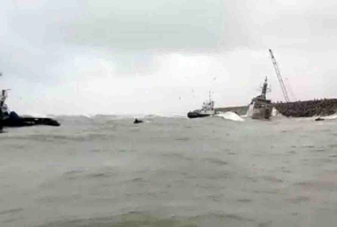 فوری / برخورد ناوشکن جنگی ایران با موج شکن بندر انزلی + عکس 