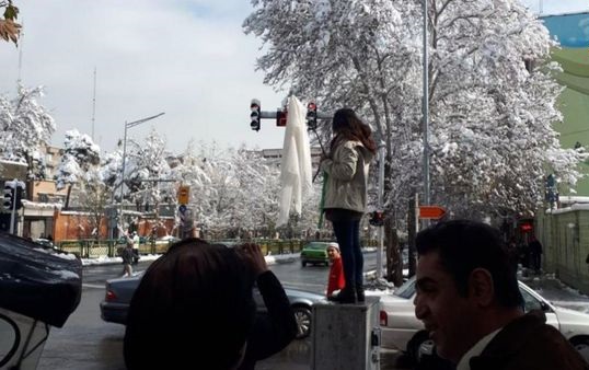 دختران خیابان انقلاب؛ دوقطبی‌های ساختگی سیاسی- اجتماعی 