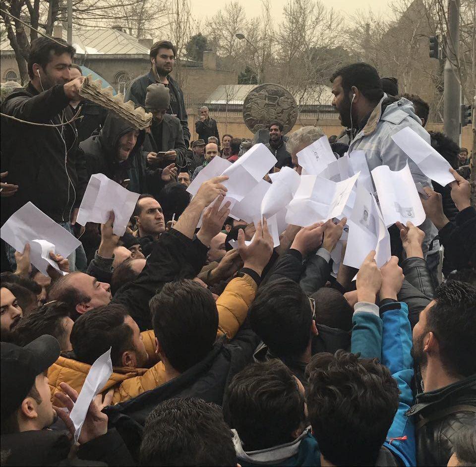 عکسی عجیب از تلاش برخی از افراد برای خرید دلار! 