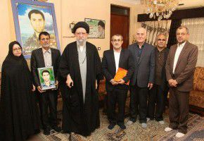 نماینده ولی فقیه و امام جمعه گرگان بهمراه علی اصغر فاضلی مدیرکل انقلابی بنیاد استان گلستان با خانواده شهدا و ایثارگران در ایام الله دهه فجر 
