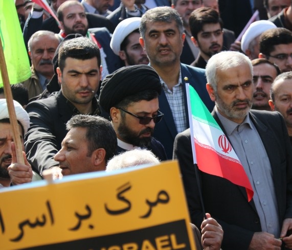 حاشیه های راهپیمایی 22 بهمن گرگان / از شعار مرگ بر مفسد اقتصادی تا جلوداری کفن پوشان در صف اول راهپیمایان