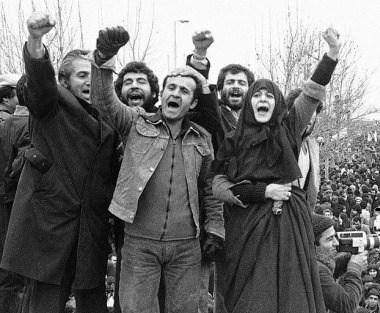 انقلابِ اسلامی بر سرِ دو راهیِ تاریخی: «رفاه‌طلبیِ تجدُّدمدارانه» یا «انقلابی‌گریِ مؤمنانه»؟!