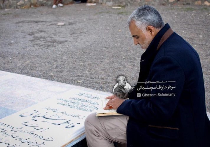 عکس | حضور سردار سلیمانی بر مزار مادرش در روز مادر