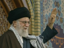 آغاز سخنرانی رهبر انقلاب در اجتماع بزرگ حرم مطهر رضوی در اولین روز عید نوروز