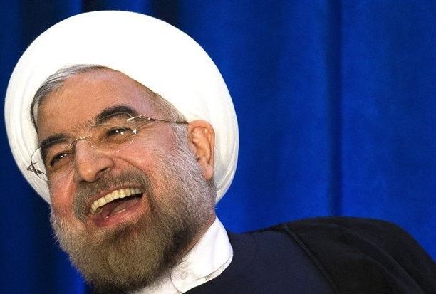 وقتی آقای روحانی توهین و هتاکی می‌کند، برخی گماشته‌ها و متملقان و نفوذی‌ها کف و هورا هم می‌کشند! 