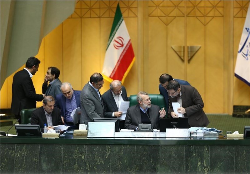آقای لاریجانی، دور و بر تو چنان شلوغ است که انگار صف پنیر و دوغ است!