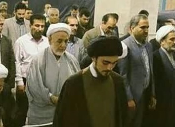 نماز جماعت به امامت پسر سید حسن خمینی + عکس 