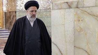 حضور حجت الاسلام رئیسی بر سر مزار پدر رهبرانقلاب +عکس 