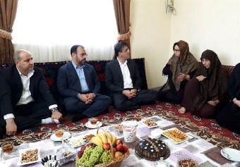 معاون رئیس جمهور با خانواده شهیده