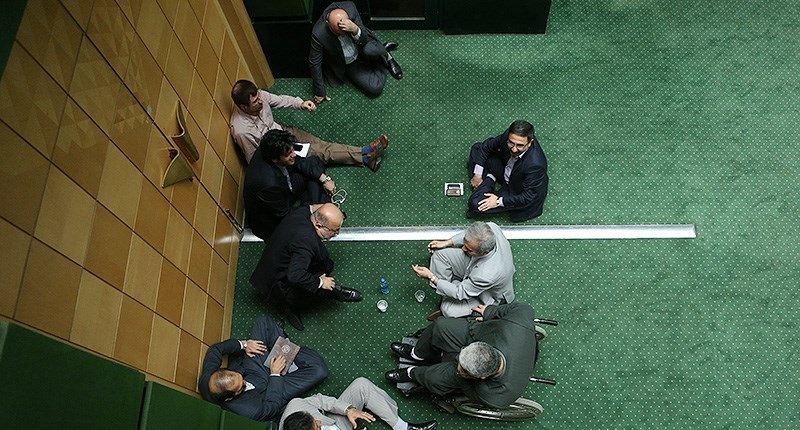 فراکسیون‌های حزب گریز مجلس و رهبران منفعل/ بازی‌سازی تک‌چهره‌های پارلمان به جای فراکسیون! 